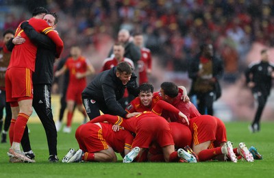 050622 -  Wales v Ukraine, World Cup Qualifying Play Off Final - Wales players celebrate on the final whistle as they reach the World Cup Finals