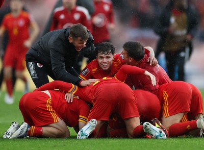 050622 -  Wales v Ukraine, World Cup Qualifying Play Off Final - Wales players celebrate on the final whistle as they reach the World Cup Finals