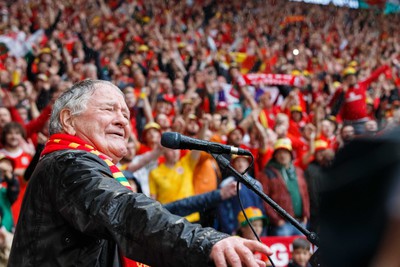 050622 -  Wales v Ukraine, World Cup Qualifying Play Off Final - Dafydd Iwan sings Yma o Hyd before the match