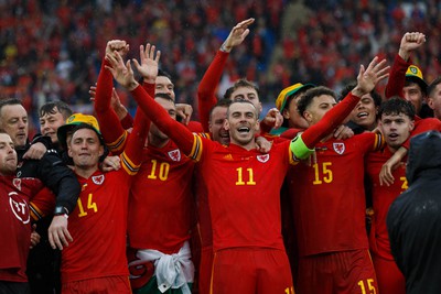 050622 -  Wales v Ukraine, World Cup Qualifying Play Off Final - Gareth Bale and the Wales squad celebrate by singing Yma o Hyd