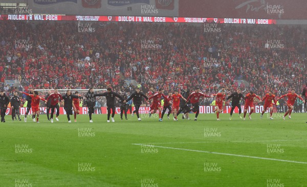 050622 -  Wales v Ukraine, World Cup Qualifying Play Off Final - Wales players celebrate as they reach the World Cup Finals