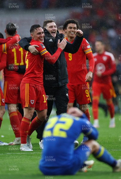 050622 -  Wales v Ukraine, World Cup Qualifying Play Off Final - Wales players celebrate as a dejected Mykola Matviyenko of Ukraine reacts with disappointment