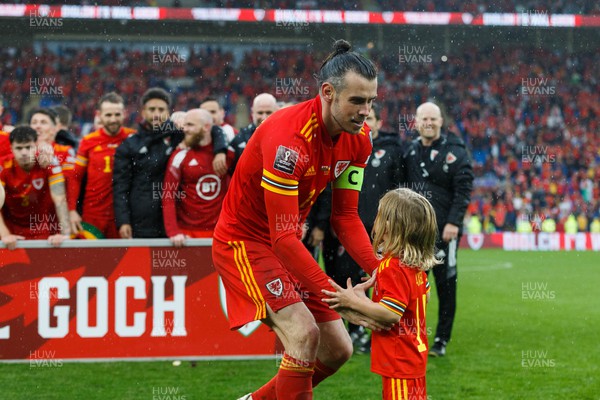 050622 -  Wales v Ukraine, World Cup Qualifying Play Off Final - Gareth Bale of Wales picks up his daughter as he celebrates the win