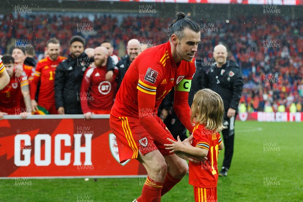050622 -  Wales v Ukraine, World Cup Qualifying Play Off Final - Gareth Bale of Wales picks up his daughter as he celebrates the win