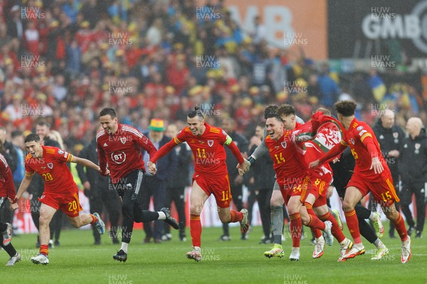 050622 -  Wales v Ukraine, World Cup Qualifying Play Off Final - Wales players celebrates after the final whistle