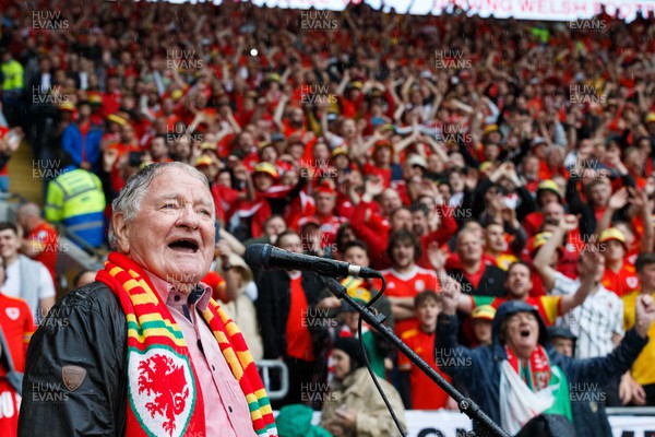 050622 -  Wales v Ukraine, World Cup Qualifying Play Off Final - Dafydd Iwan sings Yma o Hyd before the match