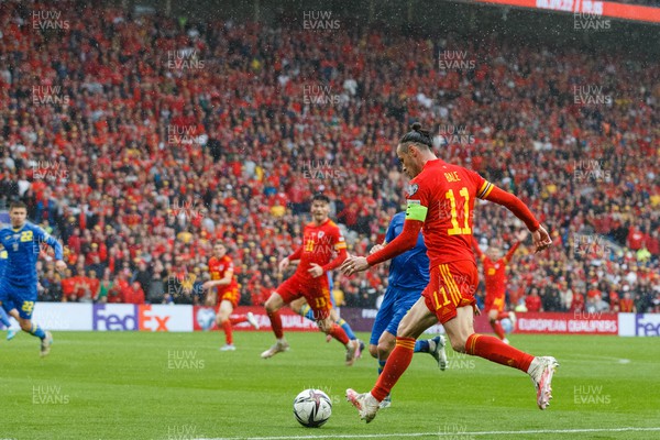 050622 -  Wales v Ukraine, World Cup Qualifying Play Off Final - Gareth Bale of Wales crosses the ball