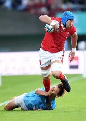 131019 - Wales v Uruguay - Rugby World Cup - Pool D - Justin Tipuric of Wales escapes the tackle of Nicolas Freitas of Uruguay