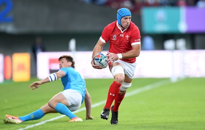 131019 - Wales v Uruguay - Rugby World Cup - Pool D - Justin Tipuric of Wales escapes the tackle of Nicolas Freitas of Uruguay