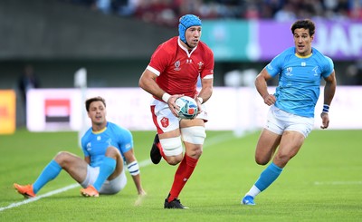 131019 - Wales v Uruguay - Rugby World Cup - Pool D - Justin Tipuric of Wales escapes the tackle of Nicolas Freitas of Uruguay