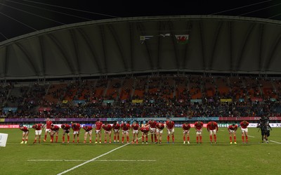 131019 - Wales v Uruguay - Rugby World Cup - Pool D - Wales bow to the crowd at full time