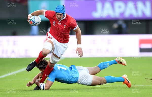 131019 - Wales v Uruguay - Rugby World Cup - Pool D - Justin Tipuric of Wales escapes the tackle of Nicolas Freitas of Uruguay