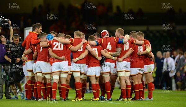 200915 - Wales v Uruguay - Rugby World Cup 2015 -Wales players huddle