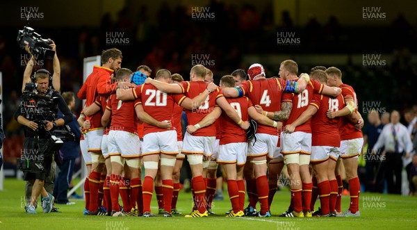 200915 - Wales v Uruguay - Rugby World Cup 2015 -Wales players huddle