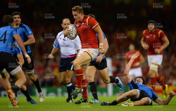 200915 - Wales v Uruguay - Rugby World Cup 2015 -Hallam Amos of Wales beats tackle by Alejandro Nieto of Uruguay