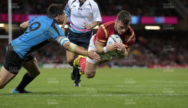 200915 - Wales v Uruguay - Rugby World Cup 2015 - Gareth Davies of Wales scores a try