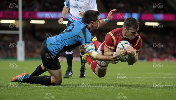 200915 - Wales v Uruguay - Rugby World Cup 2015 - Gareth Davies of Wales scores a try