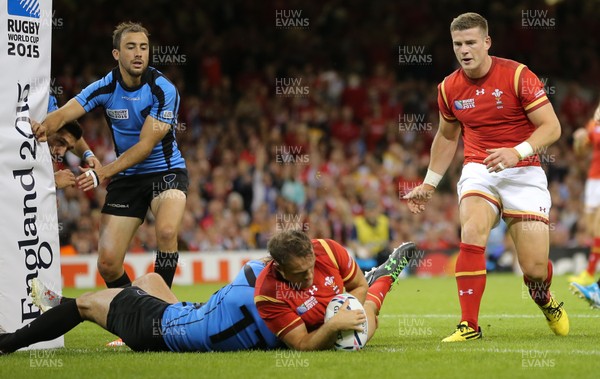 200915 - Wales v Uruguay, Rugby World Cup 2015 - Cory Allen of Wales reaches out to score try