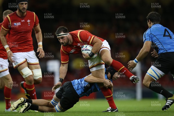 200915 - Wales v Uruguay, Rugby World Cup 2015 - Scott Baldwin of Wales is tackled by Matias Beer of Uruguay and Santiago Vilaseca of Uruguay