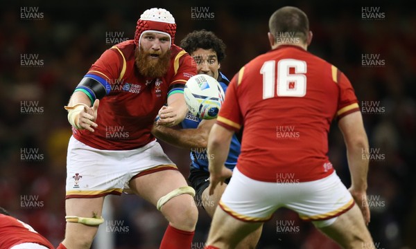 200915 - Wales v Uruguay, Rugby World Cup 2015 - Jake Ball of Wales feeds the ball to Ken Owens of Wales