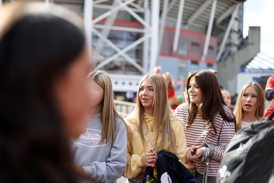 260926 - Wales Women v USA Women - Vodafone Wales WXV Series - Fans welcome the team to the stadium