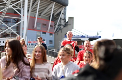 260926 - Wales Women v USA Women - Vodafone Wales WXV Series - Fans welcome the team to the stadium