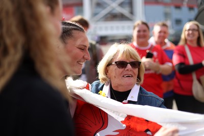 260926 - Wales Women v USA Women - Vodafone Wales WXV Series - Fans welcome the team to the stadium