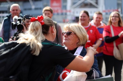 260926 - Wales Women v USA Women - Vodafone Wales WXV Series - Fans welcome the team to the stadium
