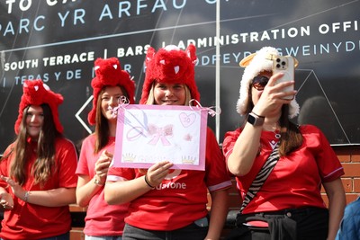 260926 - Wales Women v USA Women - Vodafone Wales WXV Series - Fans welcome the team to the stadium