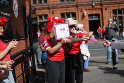 260926 - Wales Women v USA Women - Vodafone Wales WXV Series - Fans welcome the team to the stadium