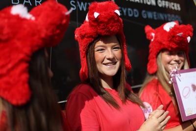 260926 - Wales Women v USA Women - Vodafone Wales WXV Series - Fans welcome the team to the stadium