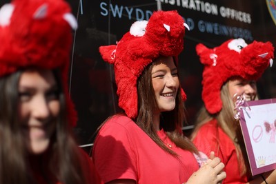 260926 - Wales Women v USA Women - Vodafone Wales WXV Series - Fans welcome the team to the stadium