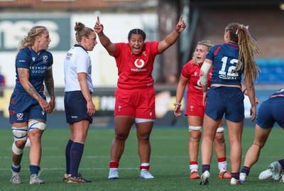 260926 Wales v USA, Vodafone Wales WXV Series - Sisilia Tuipulotu and Alex Callender of Wales appeal to referee Amber McLachlan late in the match