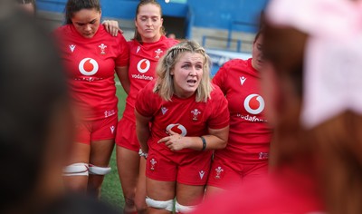 260926 Wales v USA, Vodafone Wales WXV Series - Wales co-captain Alex Callender speaks to the team at the end of the match