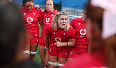 260926 Wales v USA, Vodafone Wales WXV Series - Wales co-captain Alex Callender speaks to the team at the end of the match