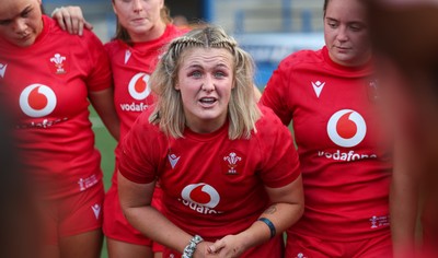 260926 Wales v USA, Vodafone Wales WXV Series - Wales co-captain Alex Callender speaks to the team at the end of the match