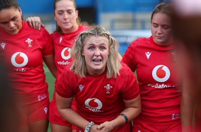 260926 Wales v USA, Vodafone Wales WXV Series - Wales co-captain Alex Callender speaks to the team at the end of the match