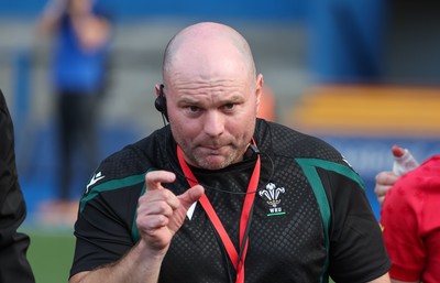 260926 Wales v USA, Vodafone Wales WXV Series - Sean Lynn, Wales head coach speaks to the team at the end of the match