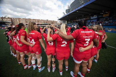 260926 Wales v USA, Vodafone Wales WXV Series - Wales players huddle up at the end of the match