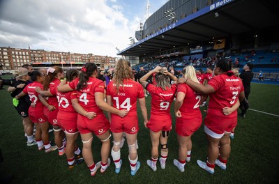 260926 Wales v USA, Vodafone Wales WXV Series - Wales players huddle up at the end of the match