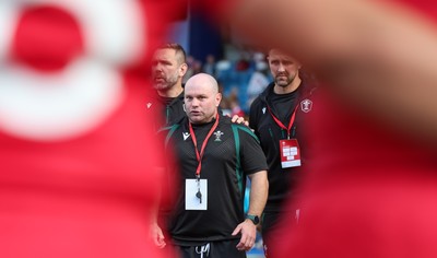 260926 Wales v USA, Vodafone Wales WXV Series - Sean Lynn, Wales head coach speaks to the team at the end of the match