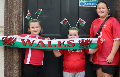260926 Wales v USA, Vodafone Wales WXV Series - Wales fans greet the players as the walk from the hotel to the stadium