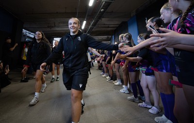 260926 Wales v USA, Vodafone Wales WXV Series - Shanelle Williams is greeted by fans as she walks to the stadium