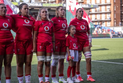 260926 Wales v USA, Vodafone Wales WXV Series - Gwenllian Pyrs of Wales, Maisie Davies of Wales, Alex Callender of Wales, Kate Williams of Wales and Georgia Evans of Wales with the match mascot during the anthems