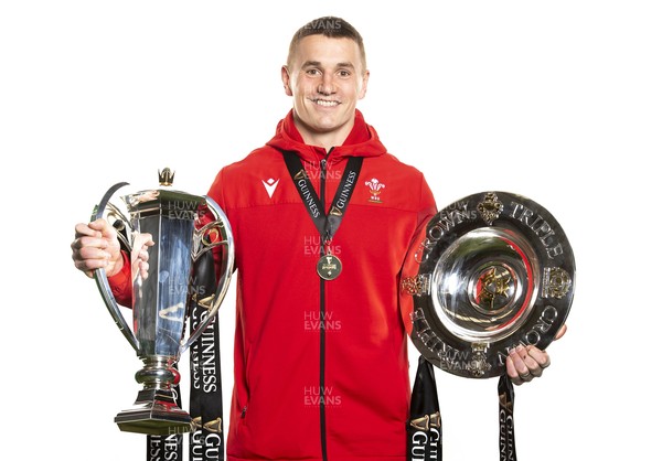 270321 - Wales Rugby Team Presented with Guinness Six Nations Trophy -  Jonathan Davies with the trophy and triple crown