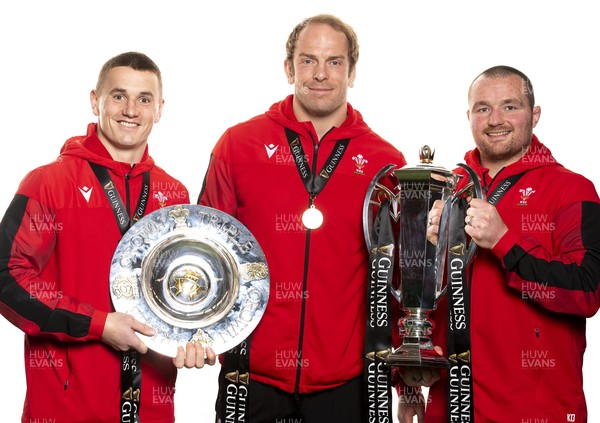270321 - Wales Rugby Team Presented with Guinness Six Nations Trophy -  Jonathan Davies, Ken Owens and Alun Wyn Jones with the trophy and triple crown