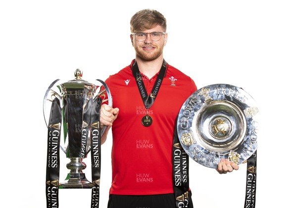 270321 - Wales Rugby Team Presented with Guinness Six Nations Trophy -  Aaron Wainwright with the trophy and triple crown