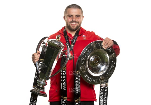 270321 - Wales Rugby Team Presented with Guinness Six Nations Trophy -  Nicky Smith with the trophy and triple crown