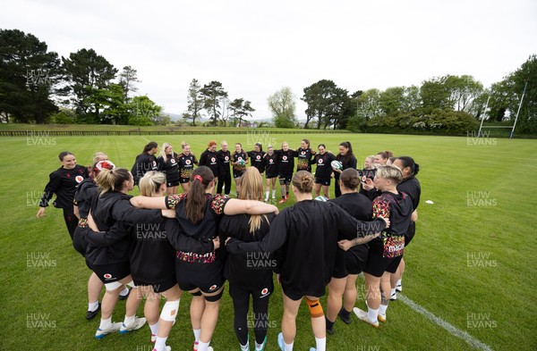 080526 - Wales Women Rugby Captains Run - The Wales team go through Captains Run at Pirrie Park ahead of the Women’s 6 Nations match against Ireland at Affidea Stadium