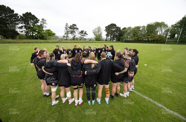 080526 - Wales Women Rugby Captains Run - The Wales team go through Captains Run at Pirrie Park ahead of the Women’s 6 Nations match against Ireland at Affidea Stadium